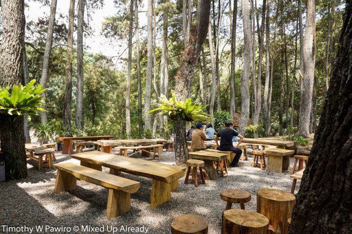 Indonesia-Bandung-Coffee-Shop-Armor-Kopi-Outdoor-seating-beside-the-forest-01